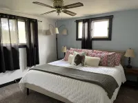 Beautiful, Countryside, 6 Bdrm Next to Custer State Park with Air Conditioning Hotels in Custer County