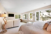 Sailor's Valentine: Bayfront Home on Private Beach and Hot Tub!