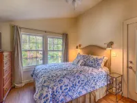 Mirror Lake Red Door Guest House-On Mirror Lake and 1.2 Miles from Main Street! Hotels in Highlands