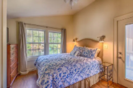 Mirror Lake Red Door Guest House-On Mirror Lake and 1.2 Miles from Main Street!