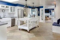 Luxury Penthouse Condo, Sunroom with Ocean Views – 20 Steps to the Ocean!