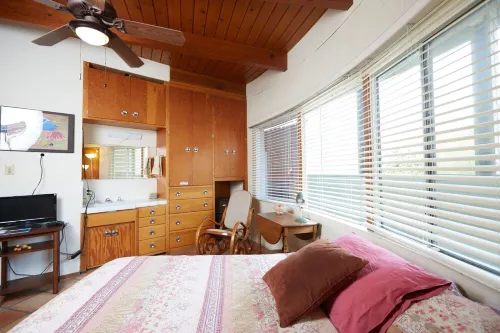 Round Glass House 1 Acre / 6 Blocks to Spa Hotel with Hot Jacuzzis, Sauna & Pool