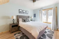 Bright w/ High Ceilings & Deck - 2 Blocks from Elk in Quiet Corner of Town w/EV!