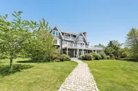 Secluded 7000sq foot  home 5 minutes from the beach and 15 minutes from Newport!