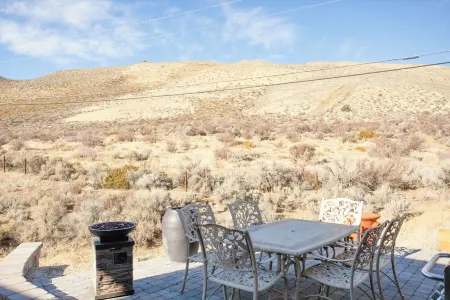 The Stone House with Beautiful Sierra Views - 30 Minutes to Tahoe