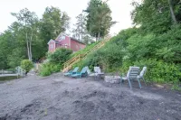 Entire Lake House on Lake Memphremagog, dead end RD, private. 30 min to Jay Peak Отели в г. Орлеанс