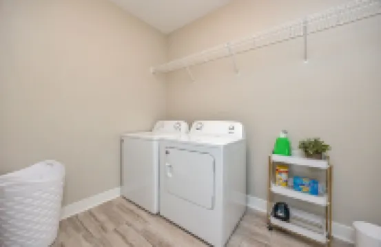 Spacious and clean 4-bedroom townhome in Urbandale with fitness room, WiFi