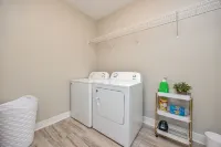 Spacious and clean 4-bedroom townhome in Urbandale with fitness room, WiFi