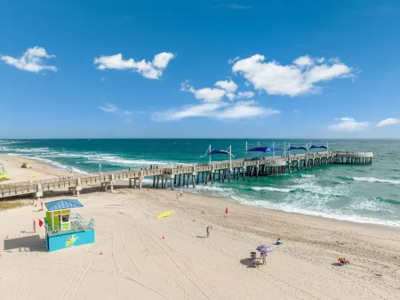 4BR Getaway w/ Private Pool~Game Room~Outdoor Bar Отели рядом с достопримечательностью «Laguna Bay Nursery Inc»