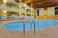Ramada by Wyndham Marquette - Pools