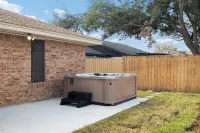 Sharyland Home with Jacuzzi & Playset, Sleeps 11! Hotels in Mission