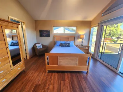 Sunrise Chalet at Wapato Point, Sleeps 12, Half Block to Sandy Beach Waterfront
