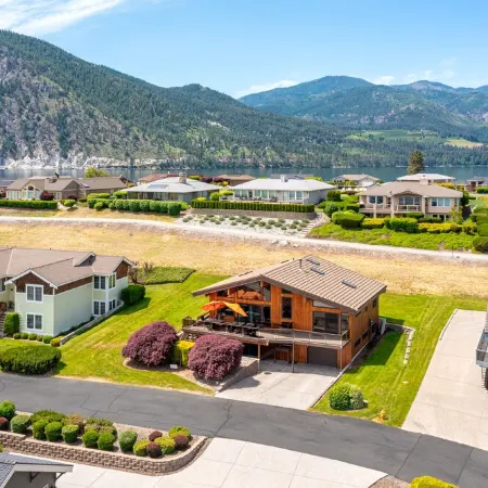 Sunrise Chalet at Wapato Point, Sleeps 12, Half Block to Sandy Beach Waterfront