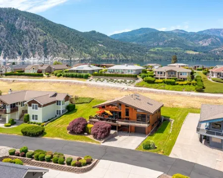 Sunrise Chalet at Wapato Point, Sleeps 12, Half Block to Sandy Beach Waterfront Hotels in Manson