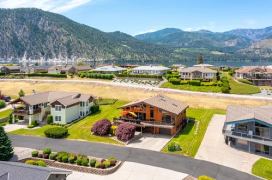 Sunrise Chalet at Wapato Point, Sleeps 12, Half Block to Sandy Beach Waterfront