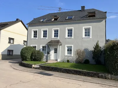 Spacious Apartment over 2 Floors in a Central Location with Castle View, Wallbox Hôtels à proximité de : Greifvogelpark