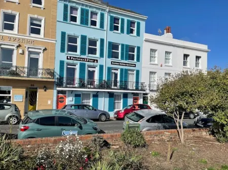 "The Nautical" Pet Friendly Seafront Apartment Отели рядом с достопримечательностью «Нешнел Траст - Берлинг Гэп энд Севен Систерс»
