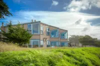 Captain's Inn at Moss Landing Hotel dekat Moss Landing State Beach