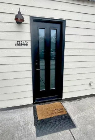 Cozy Private Suite in Cultural District! Walk to Mass St. ~ 5 min to KU Campus Отели в г. Дуглас