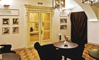 Aston Hotel