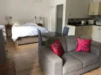 Spacious Studio Apartment with en-suite, full kitchen and private entrance Hotels in Roybridge