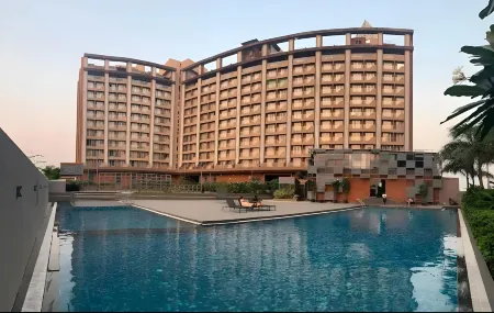 Weekend Address by Honest Homes Отели в г. Сурат