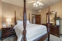 Entire Mansion with Indoor Pool! Perfect for Hosting Groups. on Lake Michigan