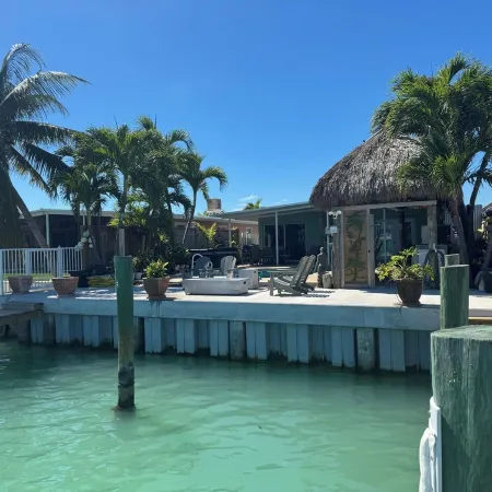 Tropical Paradise 🏝! POOL, Hot Tub, Dock, FREE Ice, Kayaks, Paddles, Bikes!