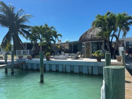 Tropical Paradise 🏝! POOL, Hot Tub, Dock, FREE Ice, Kayaks, Paddles, Bikes! Отели в г. Key Colony Beach