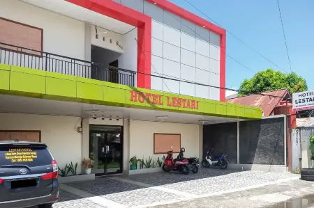 RedDoorz Plus at Hotel Lestari Karema Mamuju Отели в г. Мамаджу
