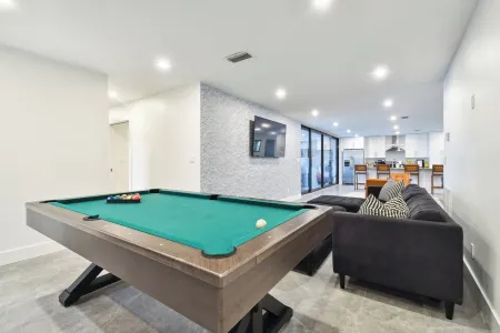 Waterfront 4-bedroom Pool house in fantastic Apollo Beach with AC, WiFi Отели в г. Apollo Beach