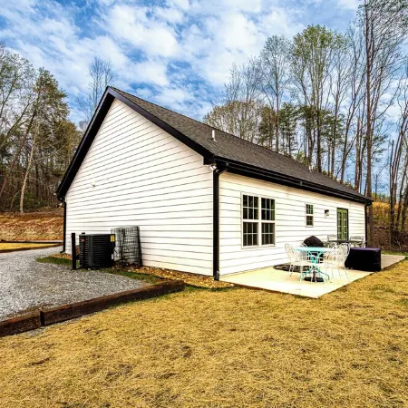Cozy Cottage Near the Lake