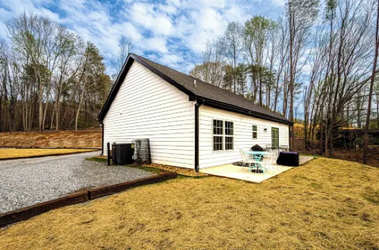 Cozy Cottage Near the Lake