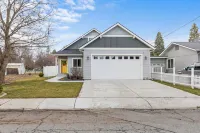 Quiet Modern House Close to Downtown