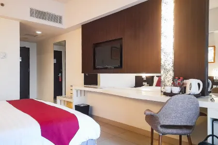 RedDoorz Plus at Hotel Lestari Karema Mamuju Отели в г. Мамаджу