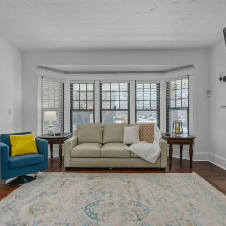 Heart of Elmwood Village cozy apartment