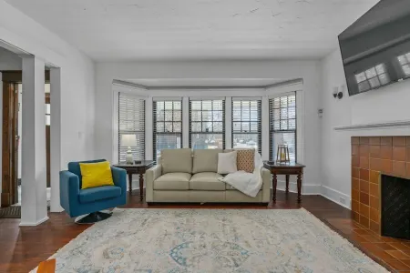 Heart of Elmwood Village cozy apartment Отели рядом с достопримечательностью «Центр Конвенции Буффало Ниагара»