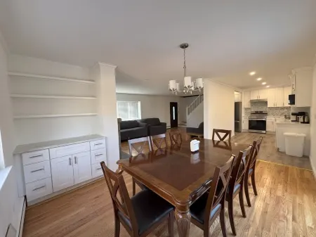 Spacious NYC Getaway House Отели рядом с достопримечательностью «Антермайер Гарденс Консерванси»