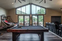 The perfect stay- 6 Bedroom, 4 Bath with a  HOT TUB