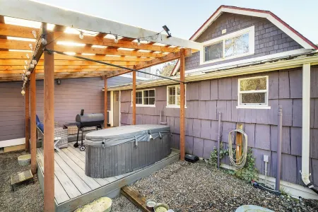 Cozy & Quaint Westport Cottage, EV charger, 1mi to beach, restaurants & parks Отели рядом с достопримечательностью «Брадис Ойстерс»