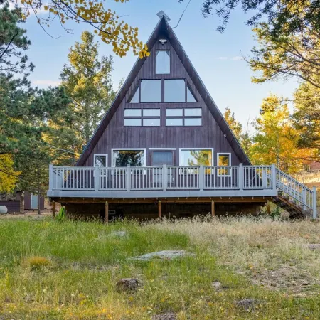Woodland Park Cabin Getaway: Mtn Views, Scenic Charm, Clouds & Hot Tub Retreat