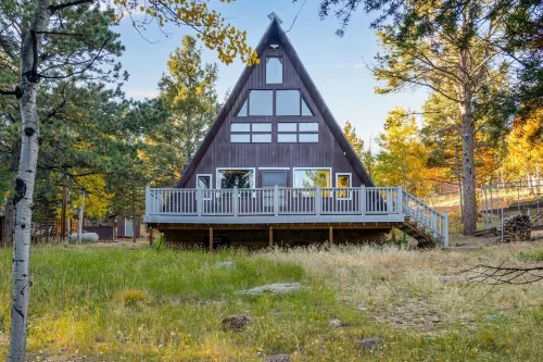 Woodland Park Cabin Getaway: Mtn Views, Scenic Charm, Clouds & Hot Tub Retreat