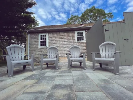 NEW - Cozy Cape Cod Family Getaway ~ A/C ~ SCREENED PORCH Отели в г. Деннис