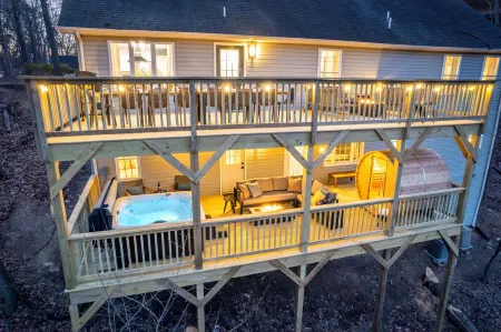 Stylish 6BR in Massanutten w/ Hot Tub, Sauna