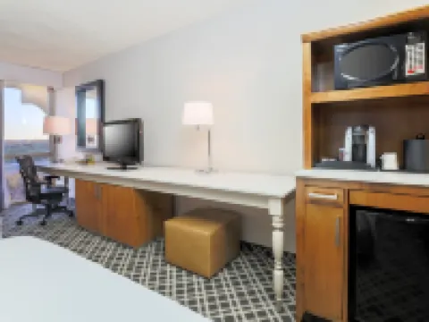 Hilton Garden Inn Dallas/Market Center Hotels near Nasher Sculpture Center