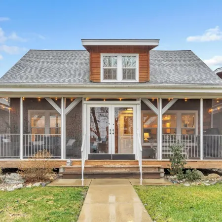 Dover Dreamin’ – Lake Life starts here! 3BD, 3BA Retreat, Steps from the Water