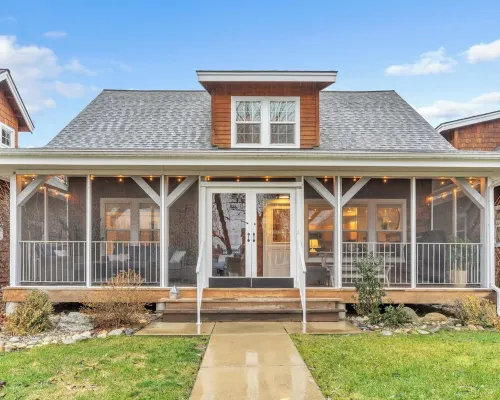 Dover Dreamin’ – Lake Life starts here! 3BD, 3BA Retreat, Steps from the Water Hotels in Dover