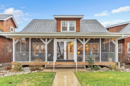 Dover Dreamin’ – Lake Life starts here! 3BD, 3BA Retreat, Steps from the Water