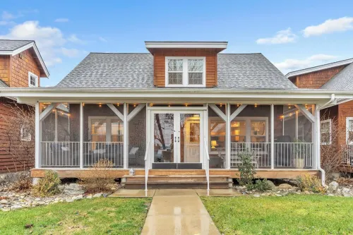 Dover Dreamin’ – Lake Life starts here! 3BD, 3BA Retreat, Steps from the Water Hotels in Dover