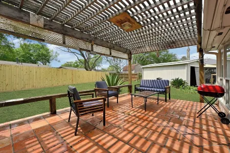 Quiet 4BR Near Nasa & Kemah, King Bed, Bbq, Patio Отели в г. Сибрук